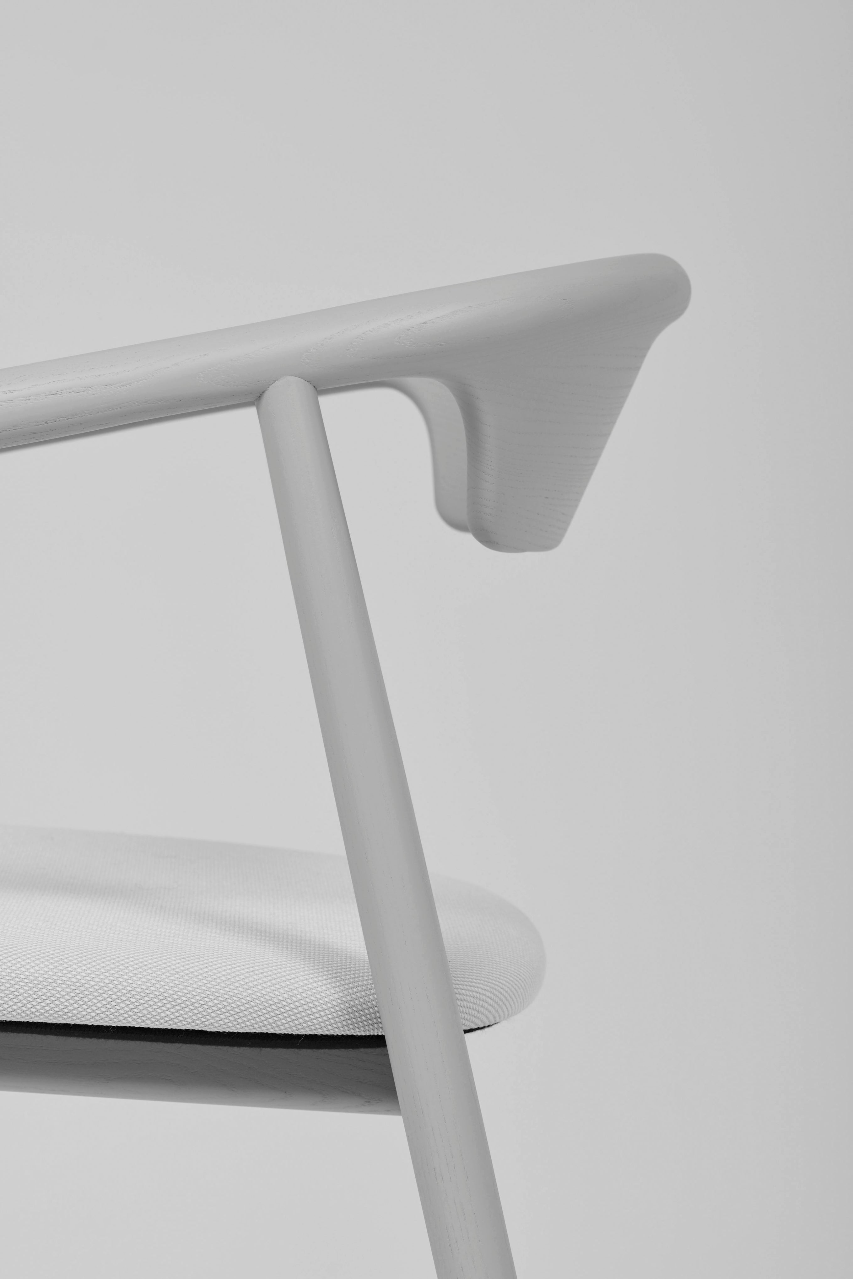 Mattiazzi MC21 LEVA Chair เก้าอี้พักแขนโครงไม้ ash สำหรับโต๊ะอาหาร ร้านอาหาร และพื้นที่ภายในร่วมสมัย