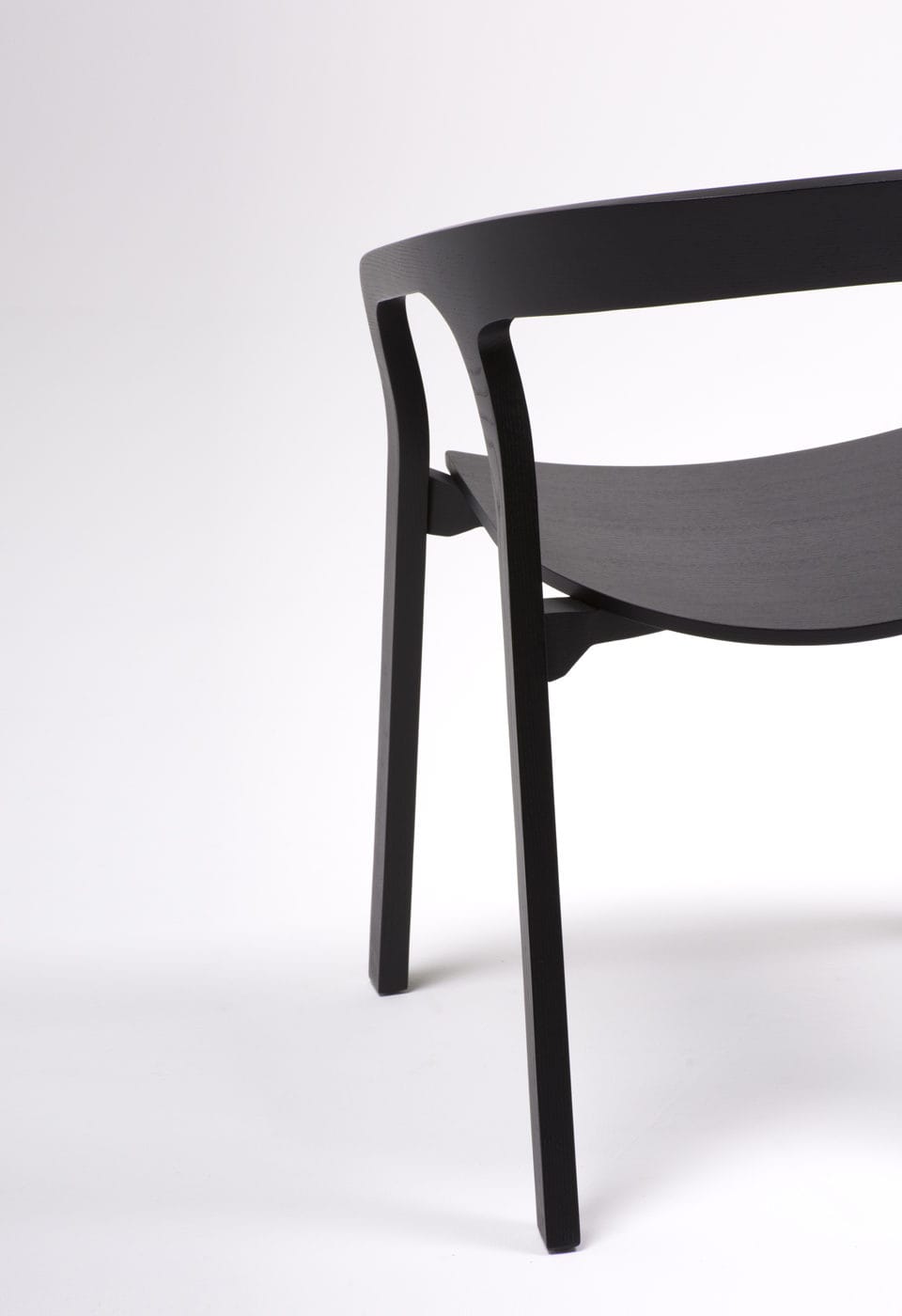 Mattiazzi MC1 SHE SAID Chair เก้าอี้ไม้ ash ออกแบบโดย Nitzan Cohen พร้อม armrest โค้งลาดและรายละเอียดงานไม้ต่อเนื่อง