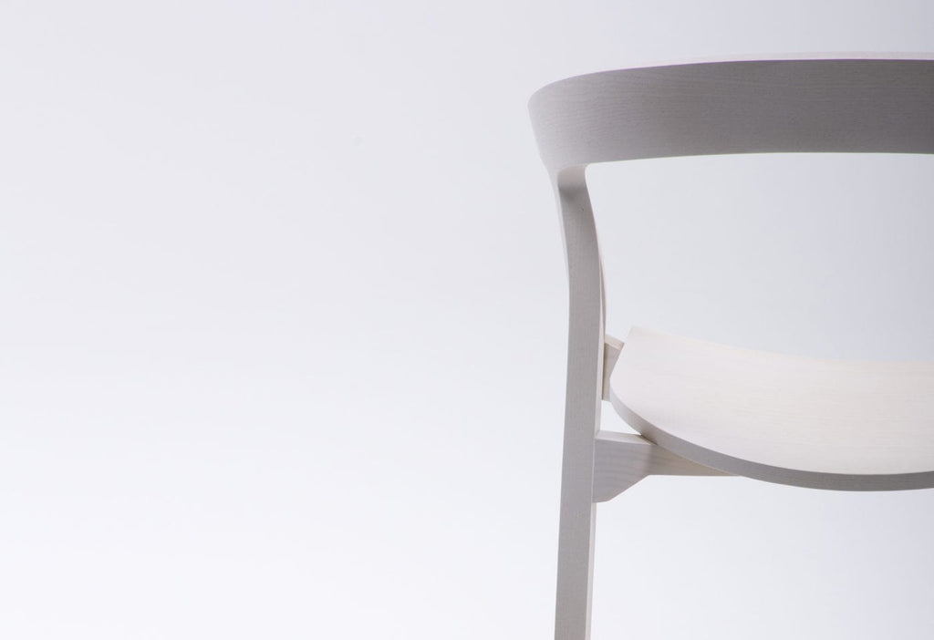 Mattiazzi MC1 SHE SAID Chair เก้าอี้ไม้ ash ออกแบบโดย Nitzan Cohen พร้อม armrest โค้งลาดและรายละเอียดงานไม้ต่อเนื่อง
