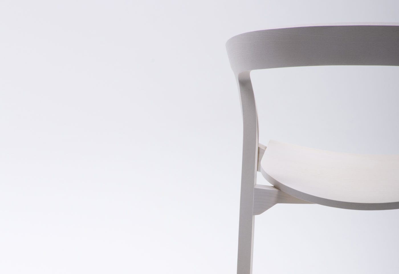 Mattiazzi MC1 SHE SAID Chair เก้าอี้ไม้ ash ออกแบบโดย Nitzan Cohen พร้อม armrest โค้งลาดและรายละเอียดงานไม้ต่อเนื่อง
