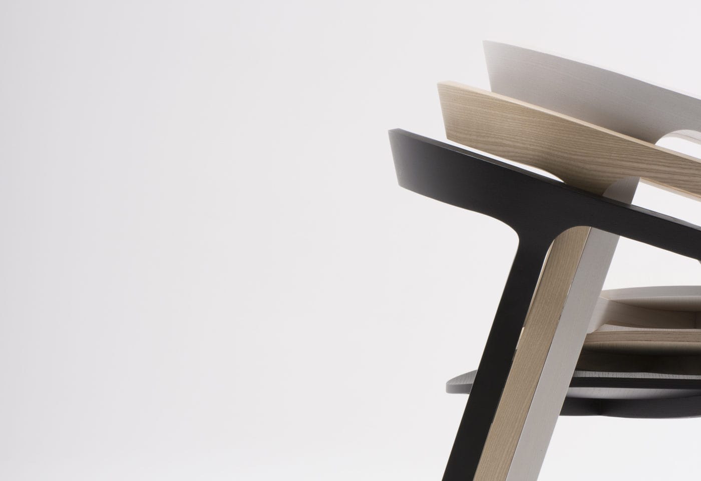 Mattiazzi MC1 SHE SAID Chair เก้าอี้ไม้ ash ออกแบบโดย Nitzan Cohen พร้อม armrest โค้งลาดและรายละเอียดงานไม้ต่อเนื่อง