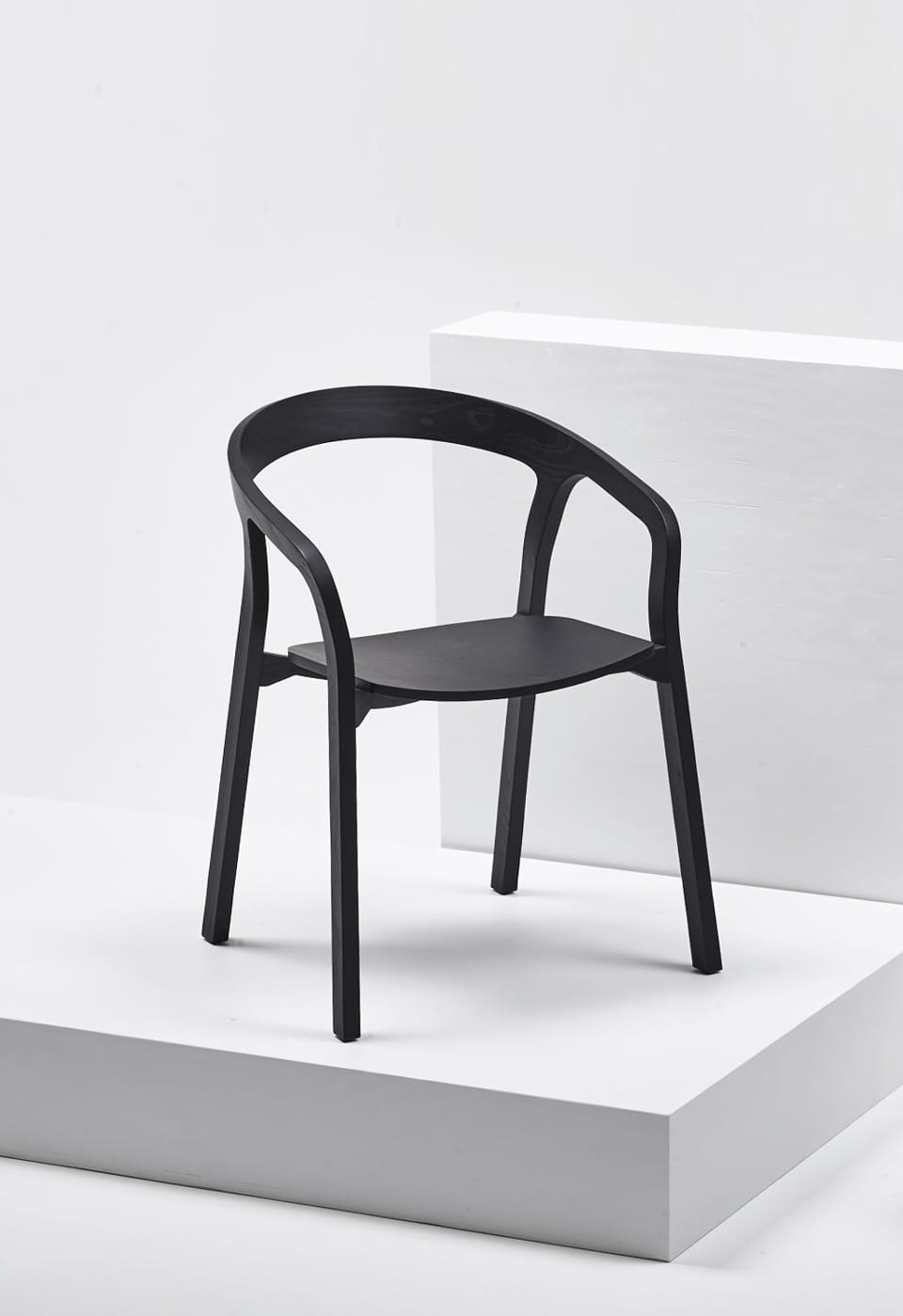 Mattiazzi MC1 SHE SAID Chair เก้าอี้ไม้ ash ออกแบบโดย Nitzan Cohen พร้อม armrest โค้งลาดและรายละเอียดงานไม้ต่อเนื่อง