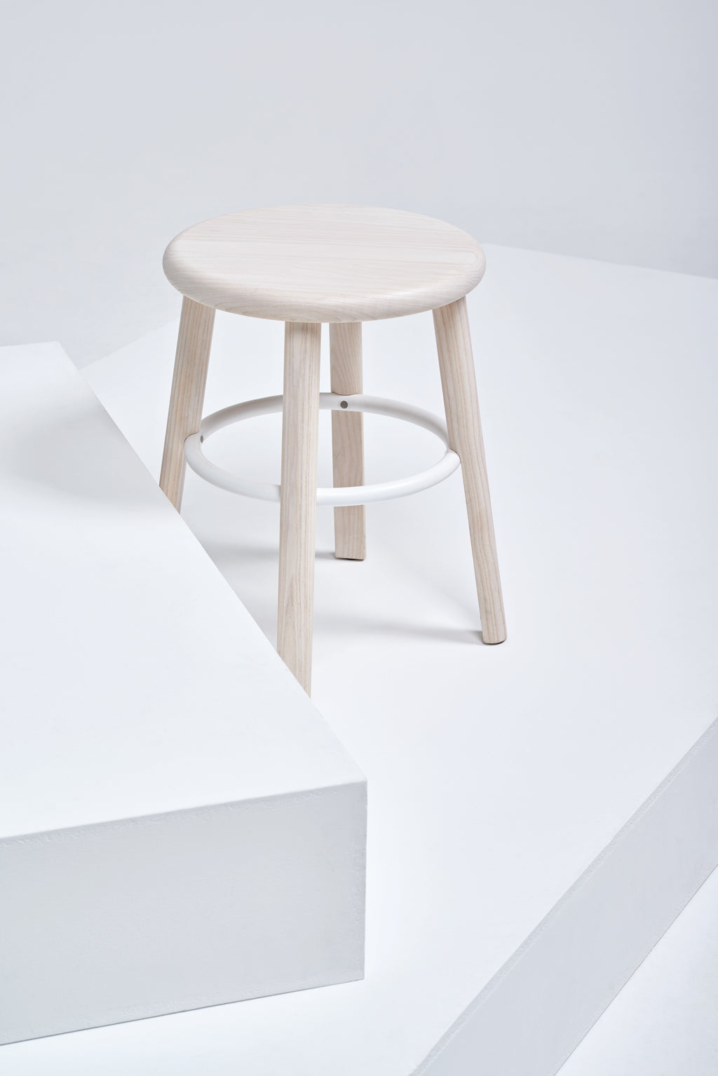 Mattiazzi MC5 SOLO Low Stool สตูลไม้ ash หรือ oak ดีไซน์เรียบง่าย ออกแบบโดย Nitzan Cohen