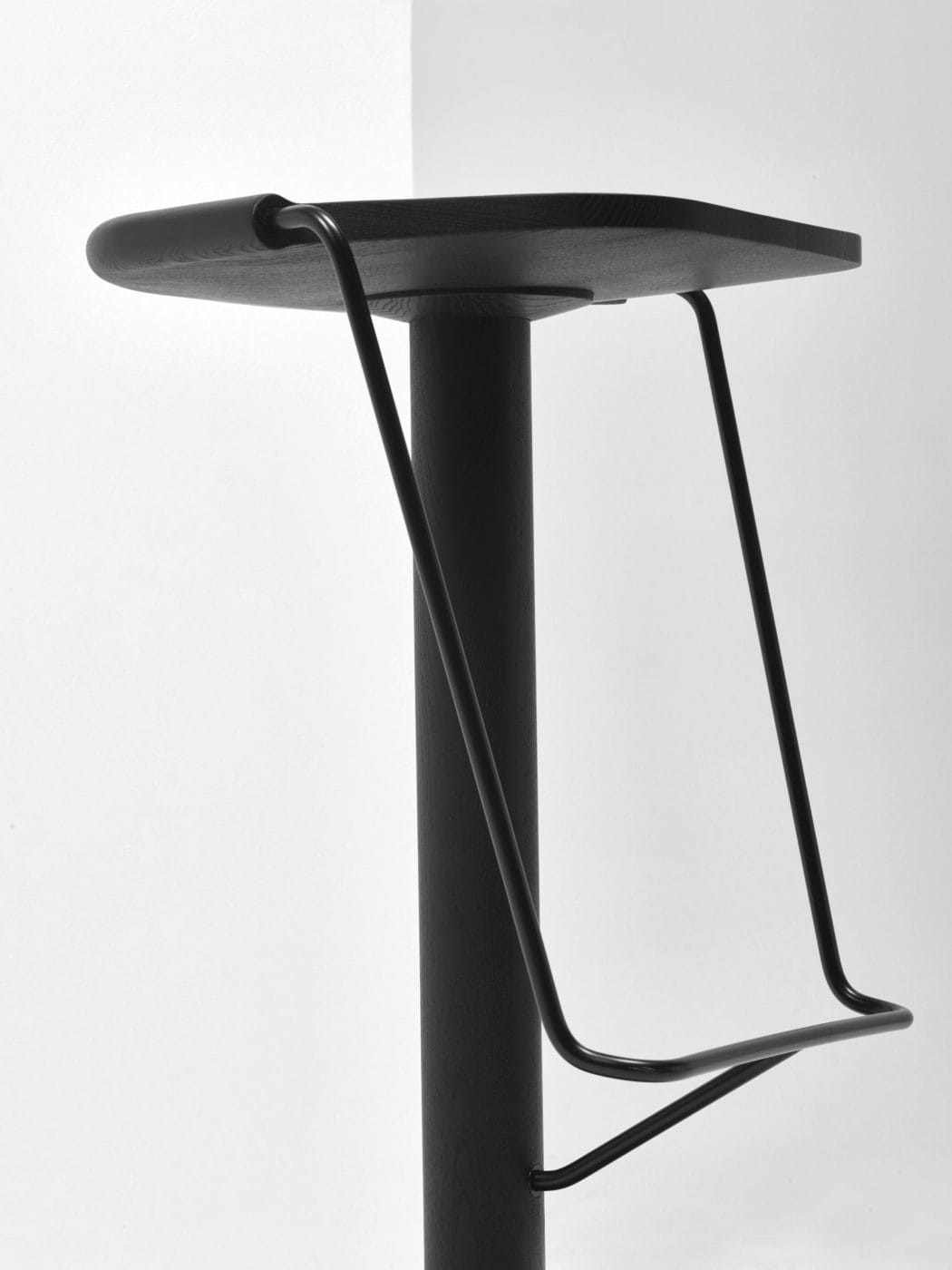 Mattiazzi MC9 UNCINO Bar Stool สตูลไม้ ash พร้อมโครง metal frame ออกแบบโดย Ronan & Erwan Bouroullec