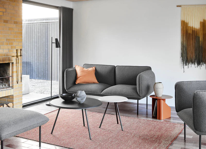Nakki 2-Seater โซฟาสองที่นั่งพร้อมขาโลหะสีดำ ออกแบบโดย Mika Tolvanen