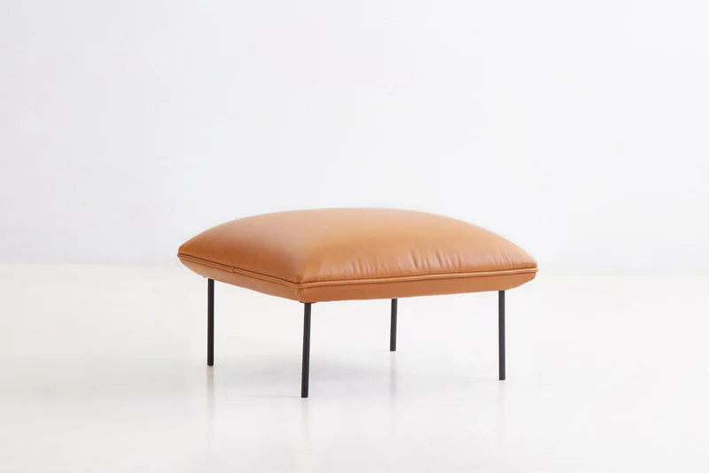 Nakki Ottoman ที่รองขาพร้อมขาโลหะสีดำ ออกแบบโดย Mika Tolvanen