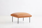 Nakki Ottoman ที่รองขาพร้อมขาโลหะสีดำ ออกแบบโดย Mika Tolvanen