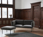 Nakki Small 2-Seater โซฟาสองที่นั่งขนาดกะทัดรัดพร้อมขาโลหะสีดำ ออกแบบโดย Mika Tolvanen
