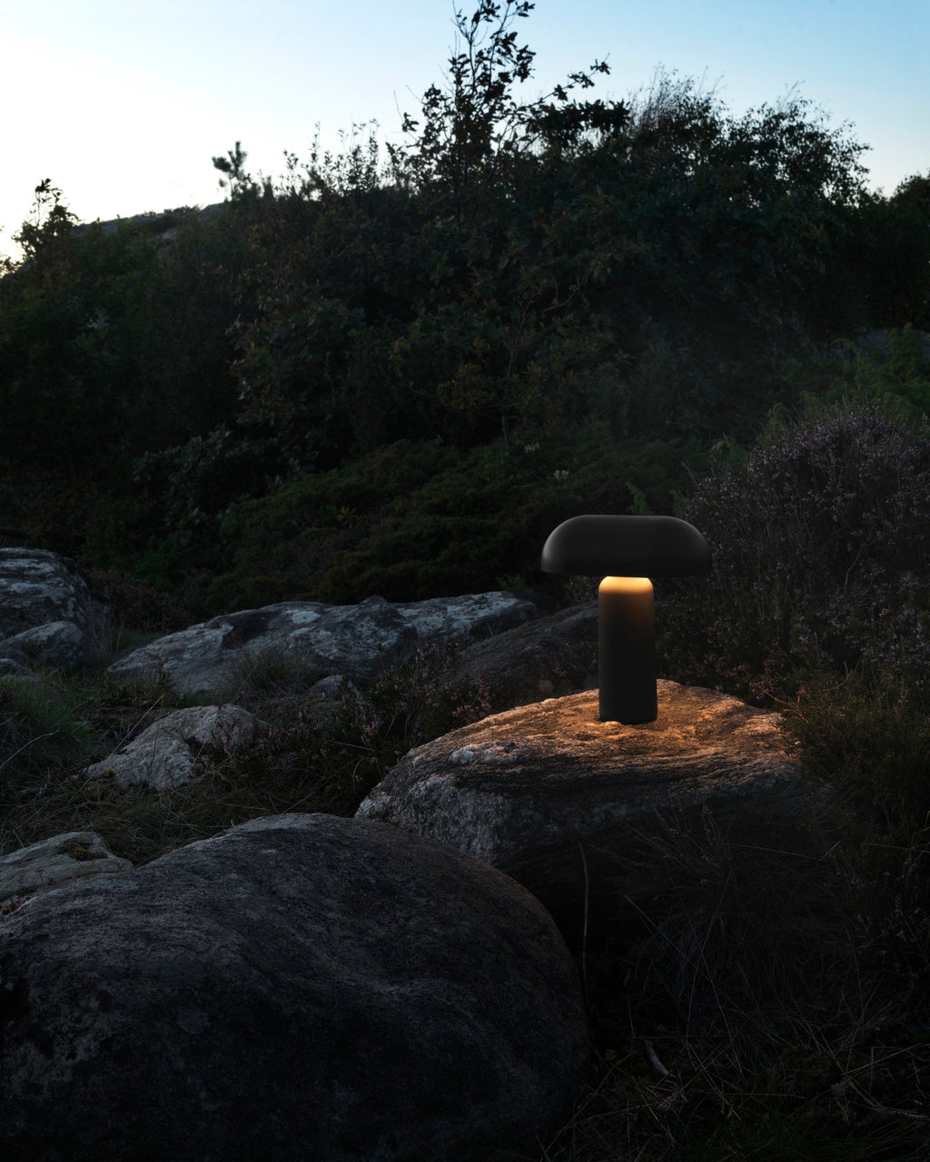 โคมไฟพกพา Normann Copenhagen Porta Lamp ตั้งโต๊ะ ใช้ไฟ LED ปรับระดับได้ ดีไซน์เรียบง่ายแบบสแกนดิเนเวียน นำเข้าโดย Old Pine Trees