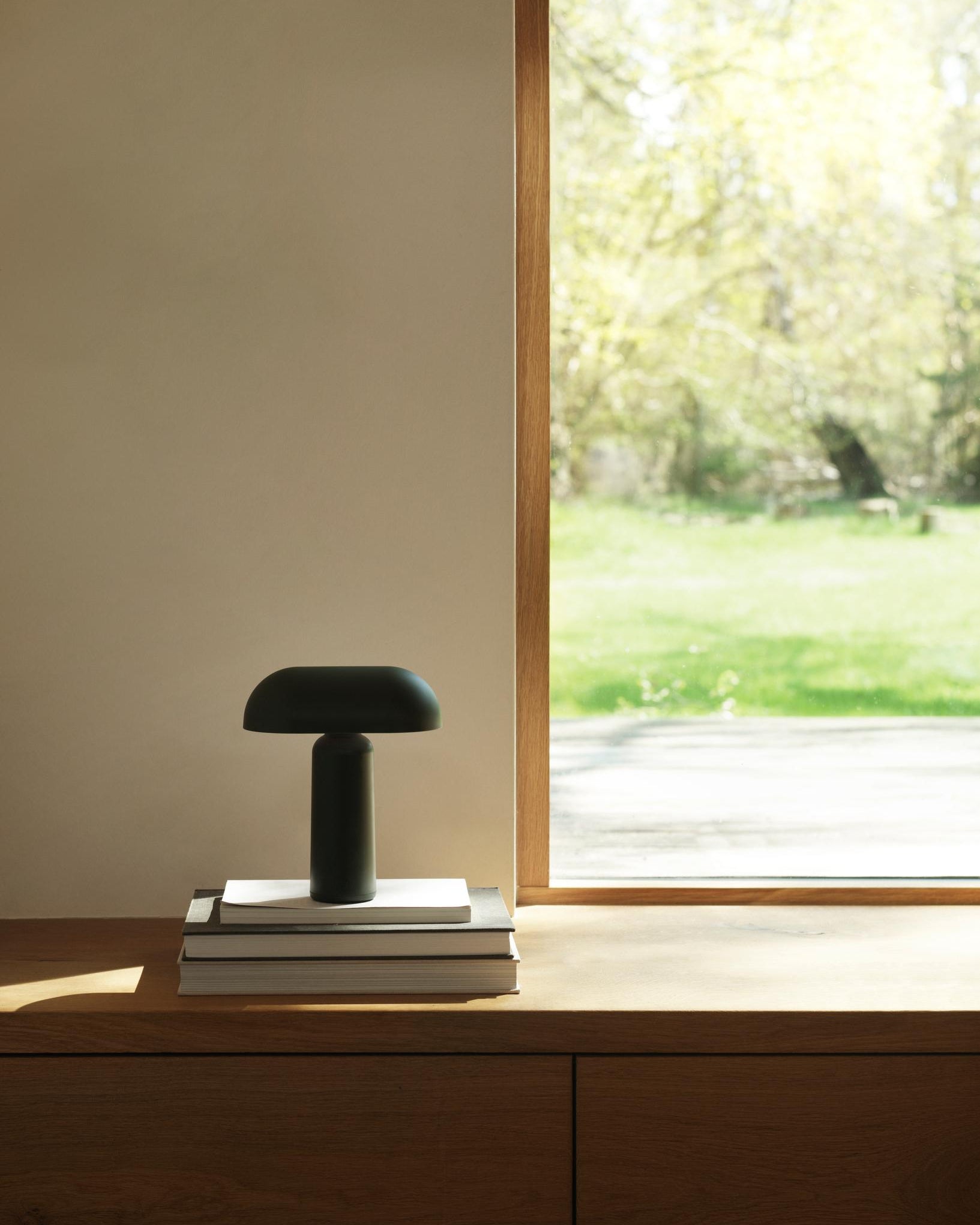 โคมไฟพกพา Normann Copenhagen Porta Lamp ตั้งโต๊ะ ใช้ไฟ LED ปรับระดับได้ ดีไซน์เรียบง่ายแบบสแกนดิเนเวียน นำเข้าโดย Old Pine Trees