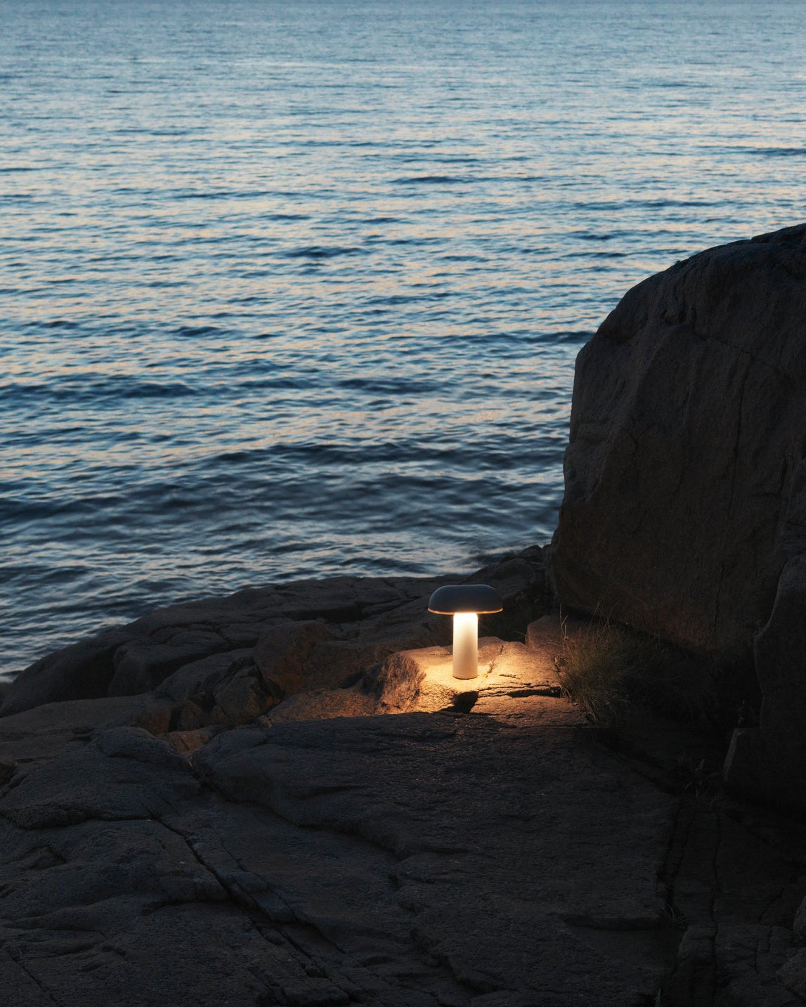 โคมไฟพกพา Normann Copenhagen Porta Lamp ตั้งโต๊ะ ใช้ไฟ LED ปรับระดับได้ ดีไซน์เรียบง่ายแบบสแกนดิเนเวียน นำเข้าโดย Old Pine Trees