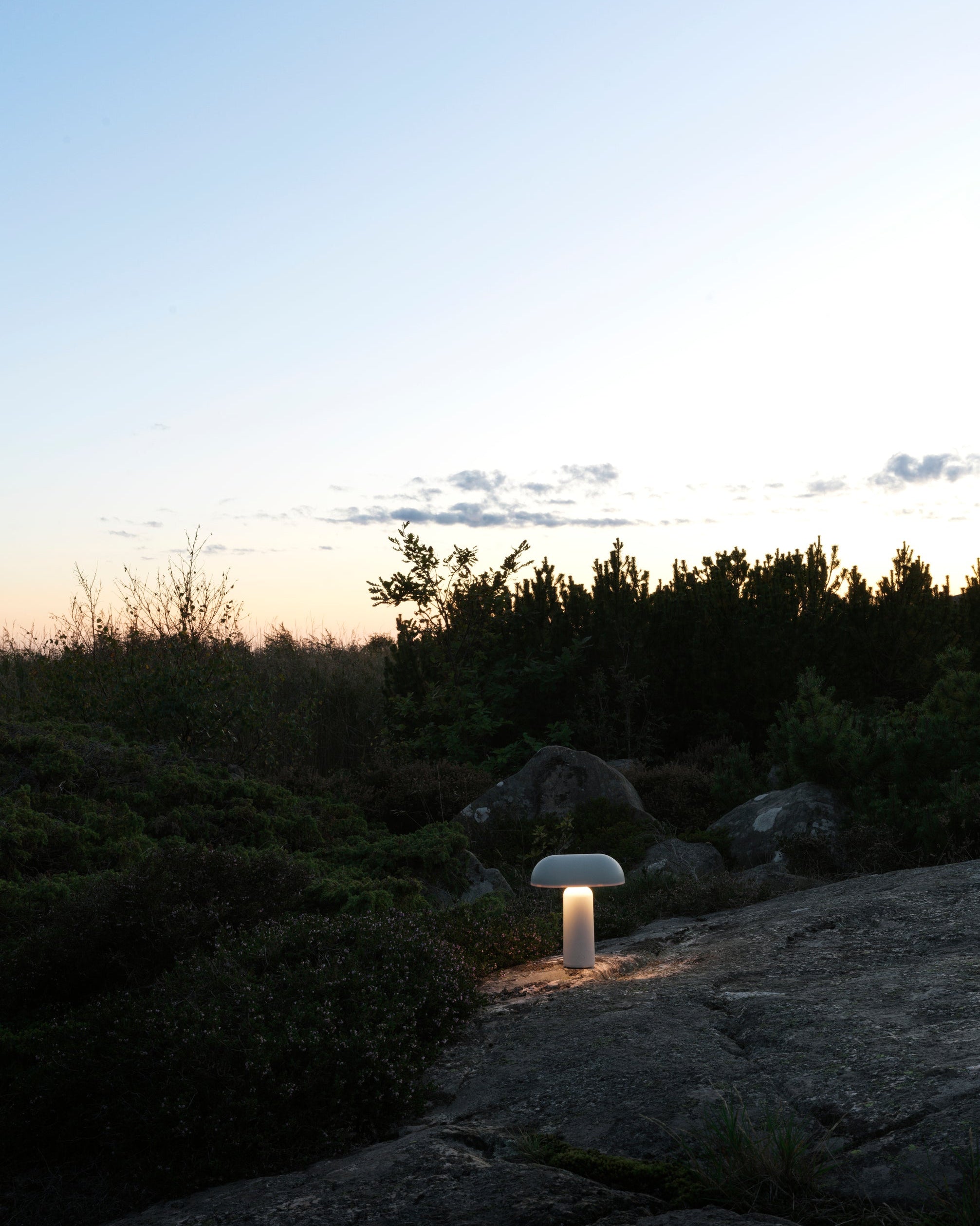 โคมไฟพกพา Normann Copenhagen Porta Lamp ตั้งโต๊ะ ใช้ไฟ LED ปรับระดับได้ ดีไซน์เรียบง่ายแบบสแกนดิเนเวียน นำเข้าโดย Old Pine Trees