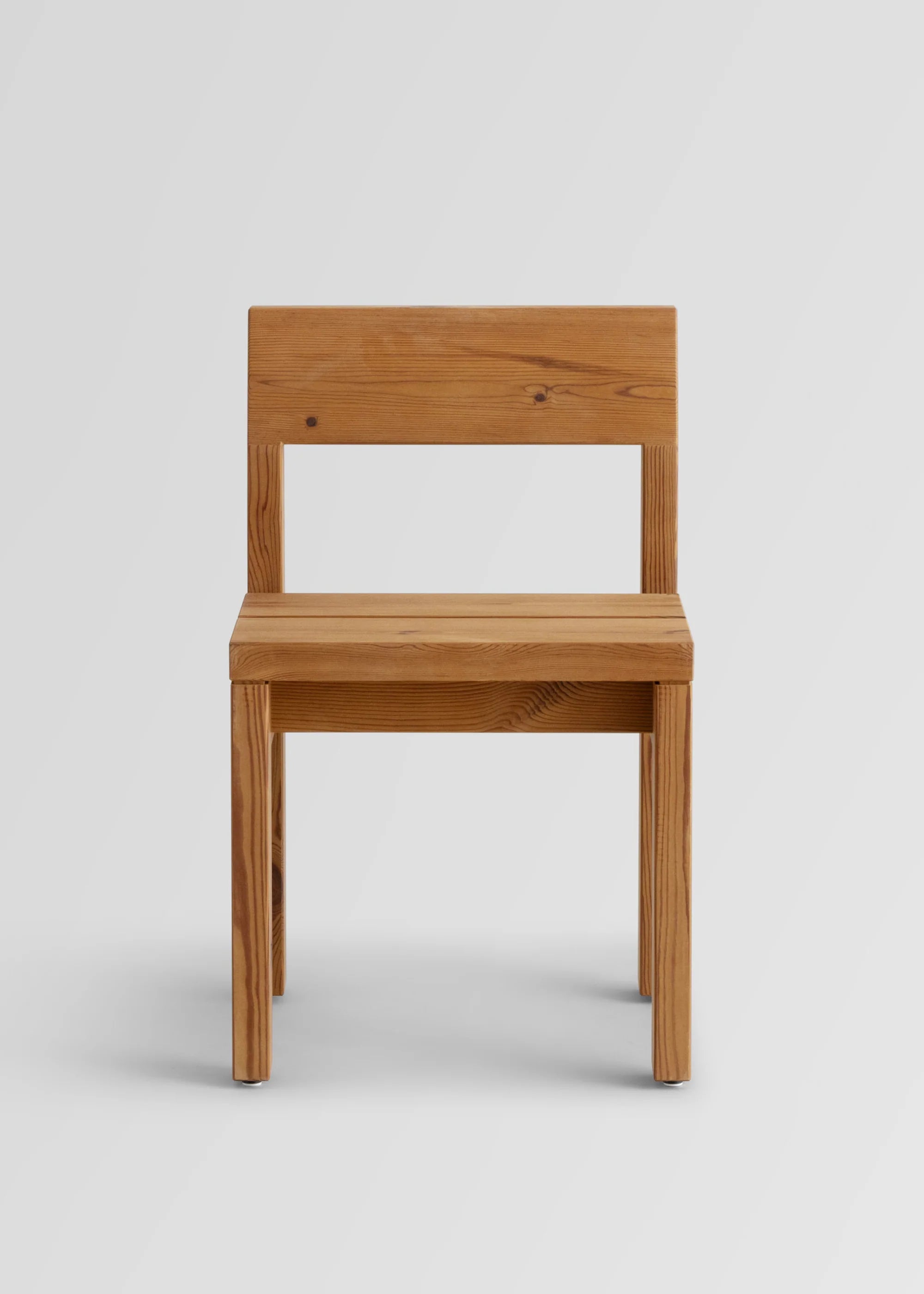 Vaarnii 013 Osa Outdoor Dining Chair เก้าอี้ไม้ pine สำหรับใช้งานกลางแจ้ง