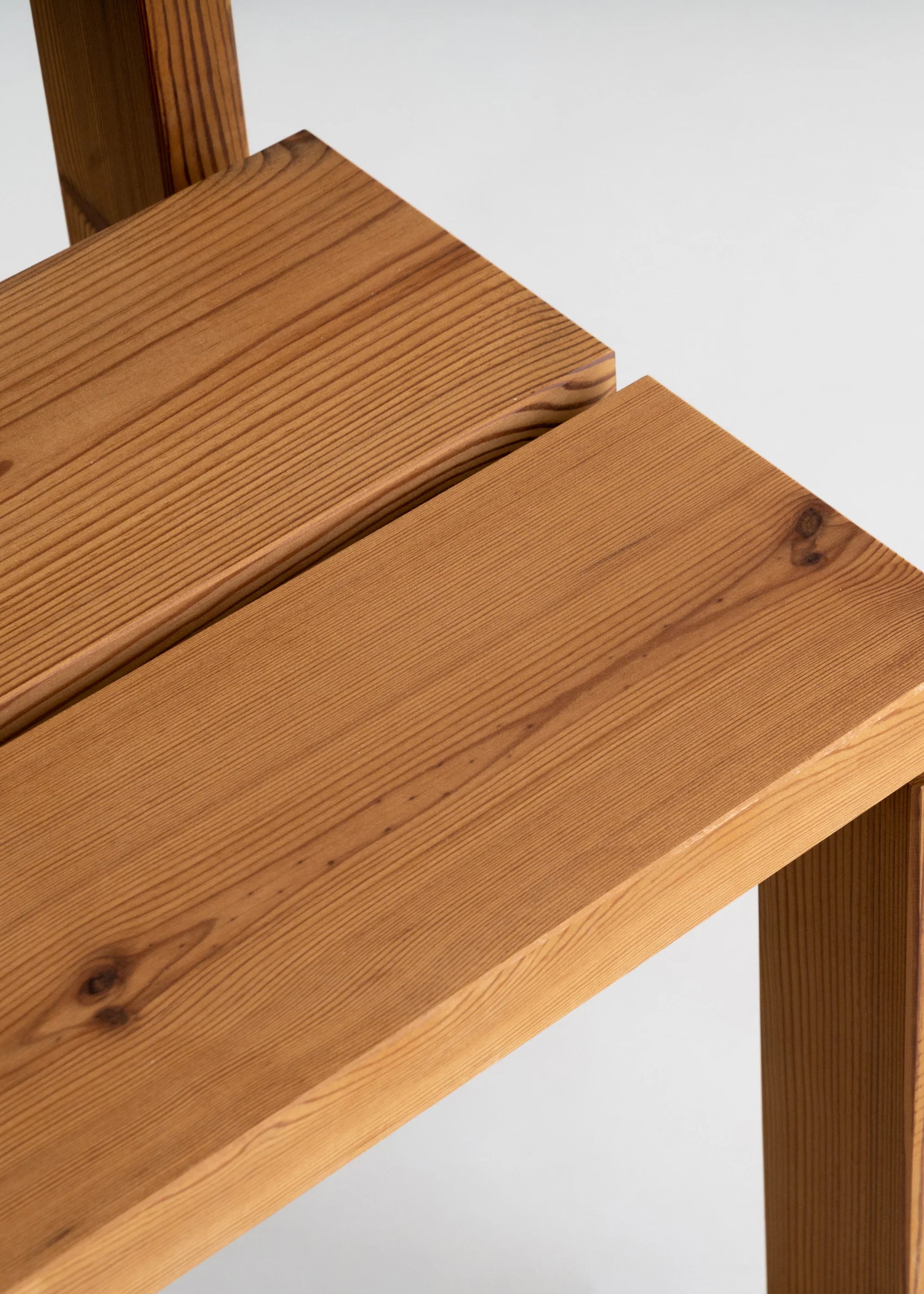 Vaarnii 013 Osa Outdoor Dining Chair เก้าอี้ไม้ pine สำหรับใช้งานกลางแจ้ง