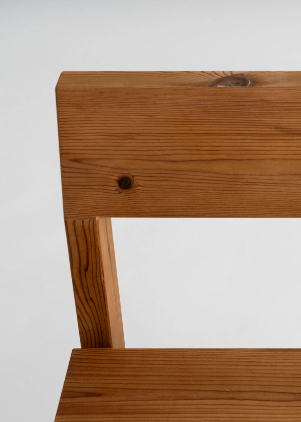 Vaarnii 013 Osa Outdoor Dining Chair เก้าอี้ไม้ pine สำหรับใช้งานกลางแจ้ง