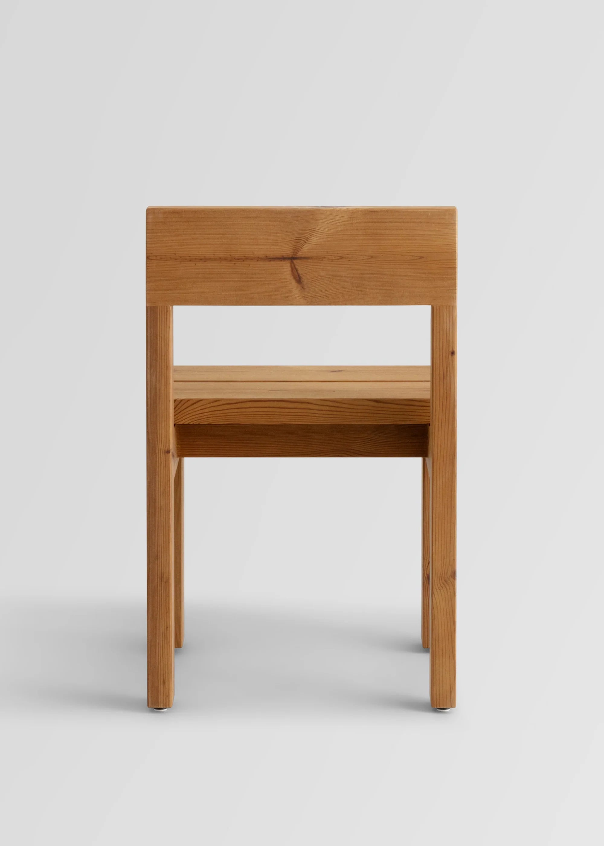 Vaarnii 013 Osa Outdoor Dining Chair เก้าอี้ไม้ pine สำหรับใช้งานกลางแจ้ง