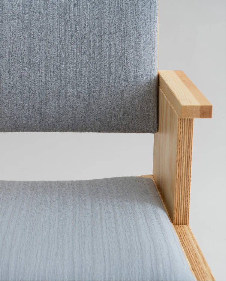 Vaarnii 016 Maasto Dining Armchair Upholstered เก้าอี้ไม้ pine มีที่วางแขนและเบาะ