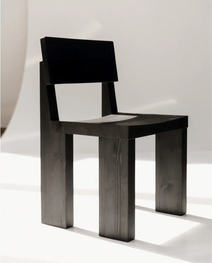 Vaarnii 001 Dining Chair Black เก้าอี้ไม้ pine สีดำ แสดงลายไม้ธรรมชาติ