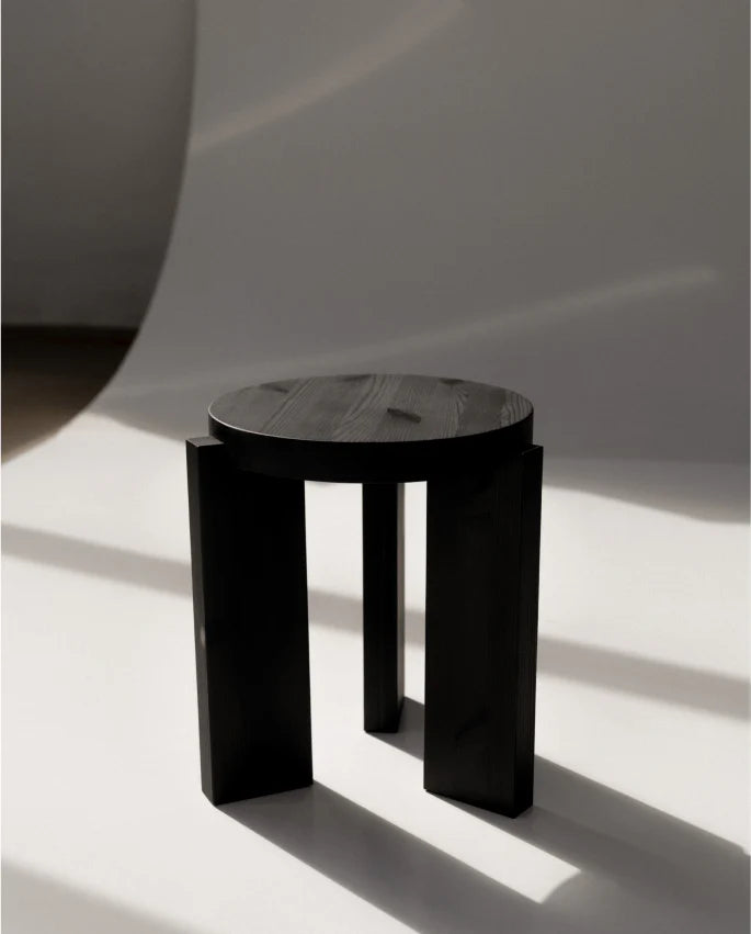 Vaarnii 001 Stool Black สตูลไม้ pine สีดำ แสดงลายไม้ธรรมชาติ
