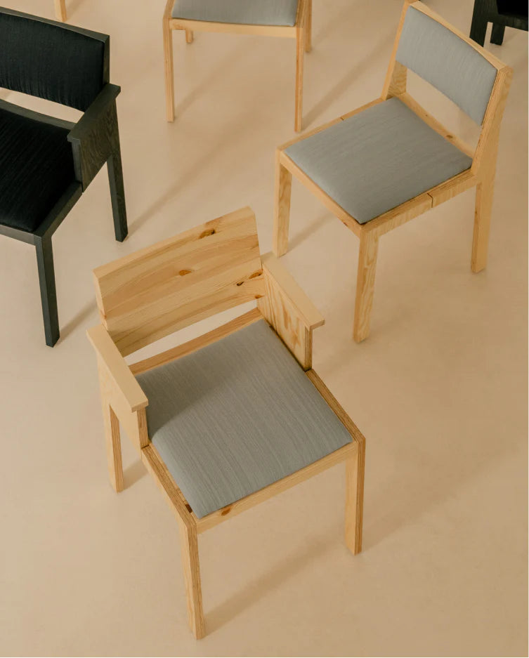 Vaarnii 016 Maasto Dining Armchair Upholstered เก้าอี้ไม้ pine มีที่วางแขนและเบาะ