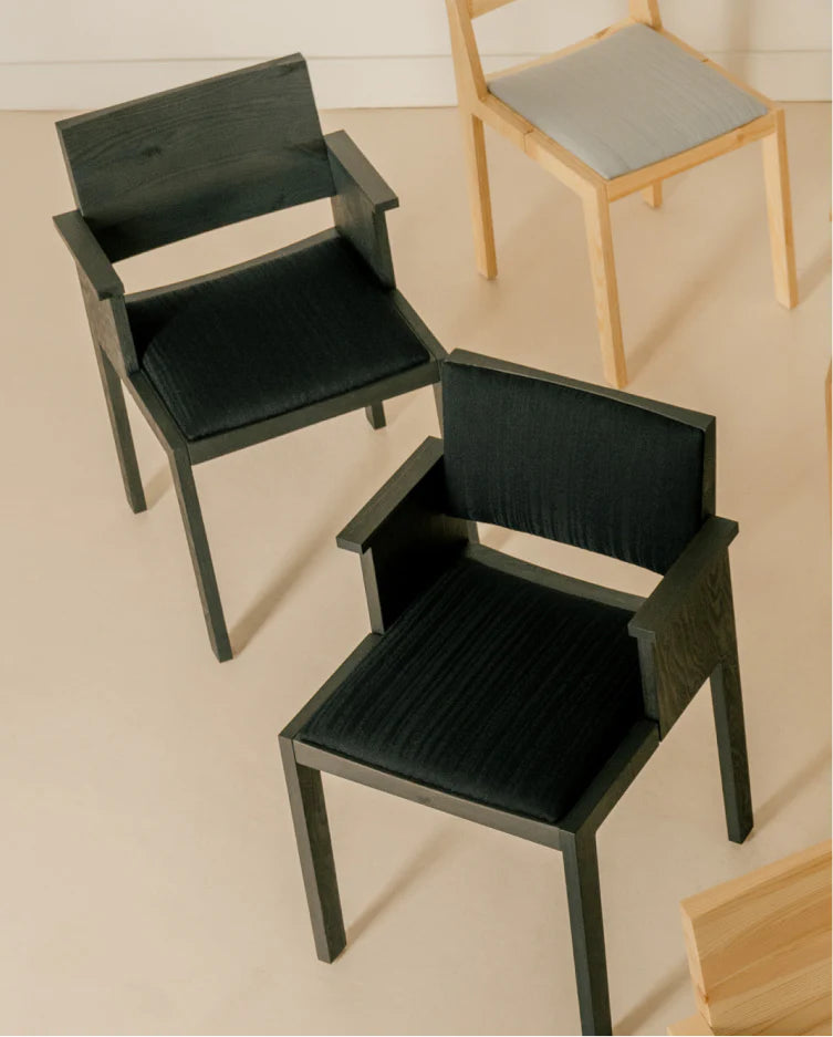 Vaarnii 016 Maasto Dining Armchair Upholstered Black เก้าอี้ไม้ pine สีดำ มีที่วางแขนและเบาะ