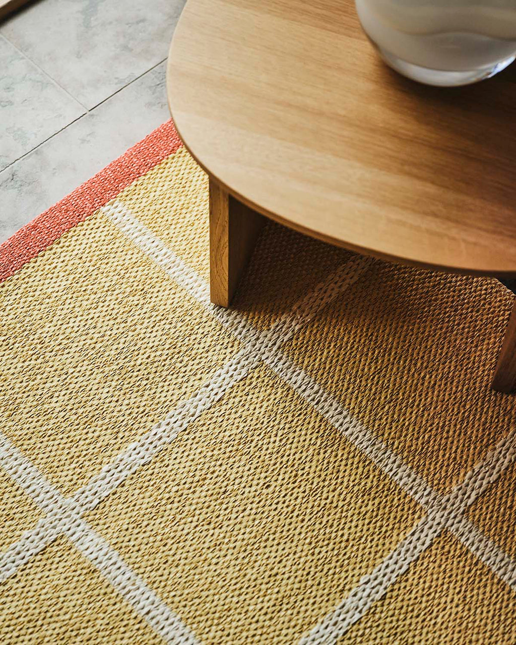 พรม Pappelina CRISS POP สี Pale Yellow ลายกราฟิกตาราง พรมทอ PVC ซักเครื่องได้ เหมาะสำหรับใช้งาน indoor และ outdoor