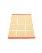 พรม Pappelina CRISS POP สี Pale Yellow ลายตารางสแกนดิเนเวียน โทนเหลืองอ่อน ขอบสีส้ม ใช้ตกแต่งห้องนั่งเล่นหรือมุมบ้านสไตล์มินิมอล