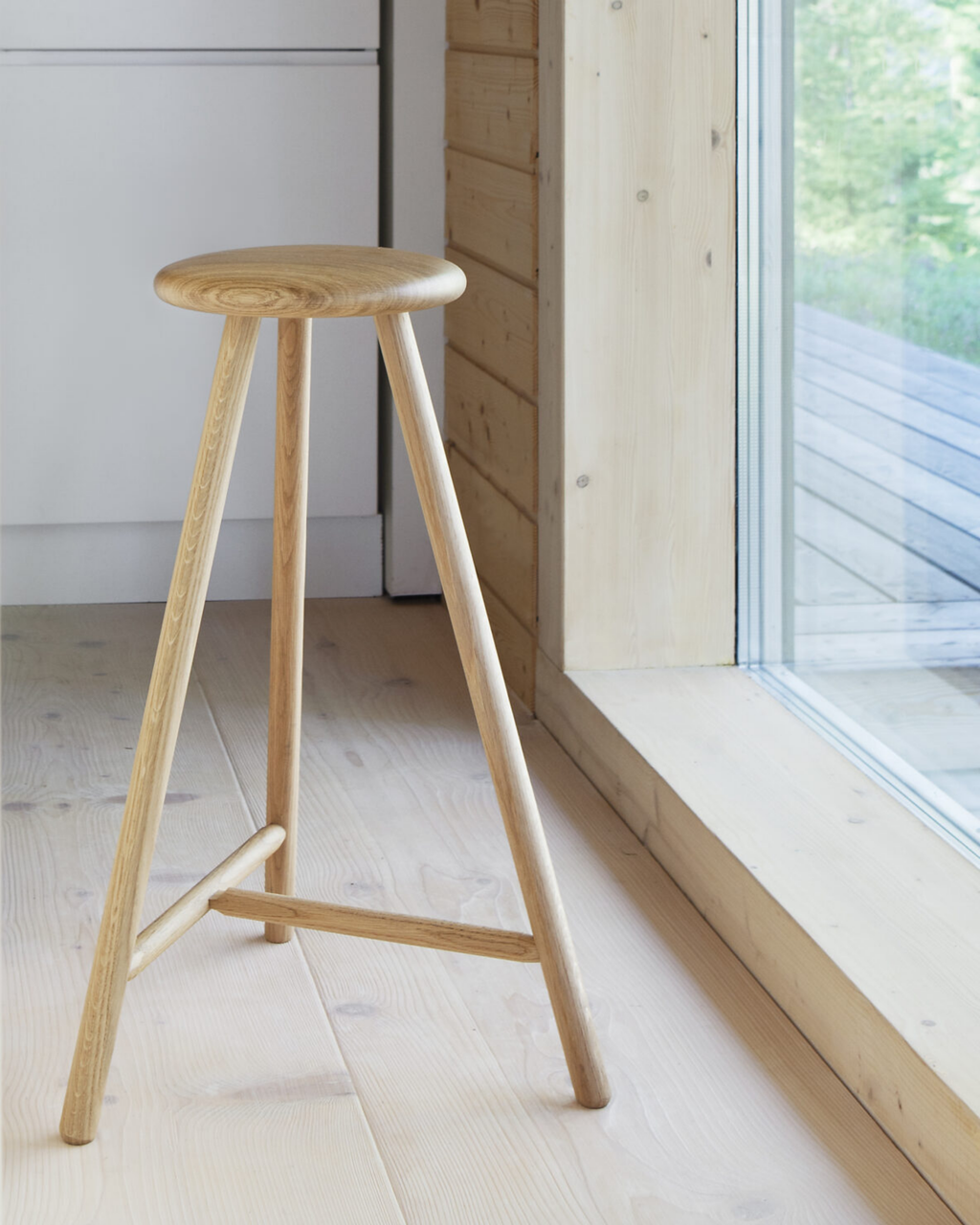 Nikari Perch Stool สตูล oak มีทั้งรุ่น Counter Stool สูง 63 cm และ Bar Stool สูง 75 cm ออกแบบโดย Wesley Walters และ Salla Luhtasela