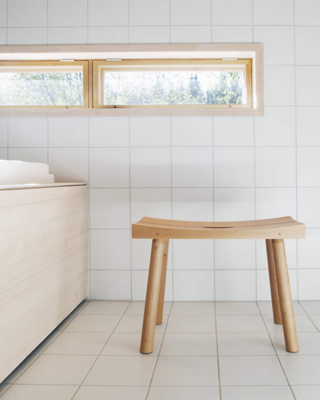 Nikari Periferia KVJ3 Stool สตูล alder สำหรับ sauna และพื้นที่ห้องน้ำ ออกแบบโดย Kari Virtanen