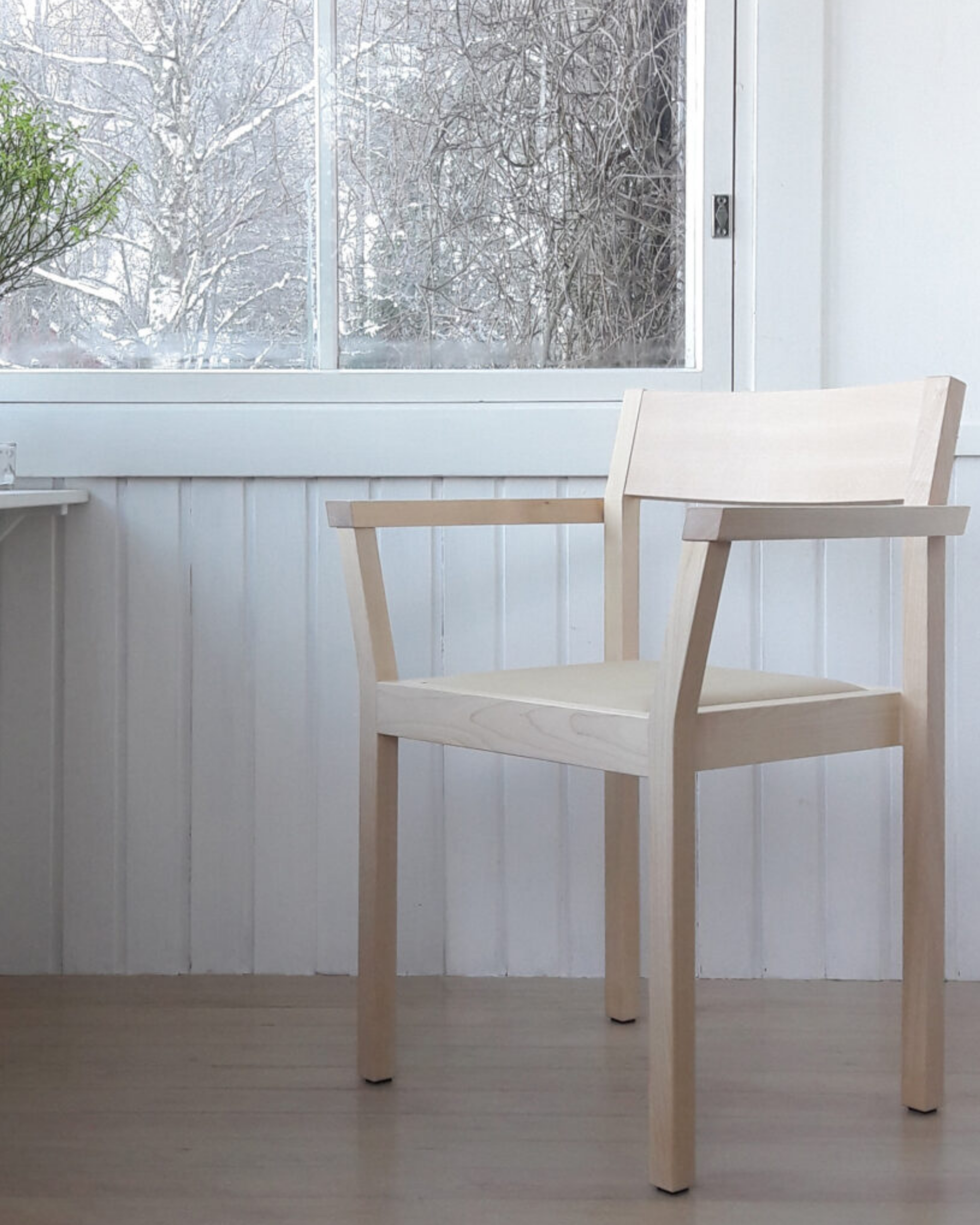 Nikari Periferia KVT3 Armchair เก้าอี้ solid wood ใน birch, ash หรือ oak พร้อม armrests และ upholstered seat ออกแบบโดย Kari Virtanen