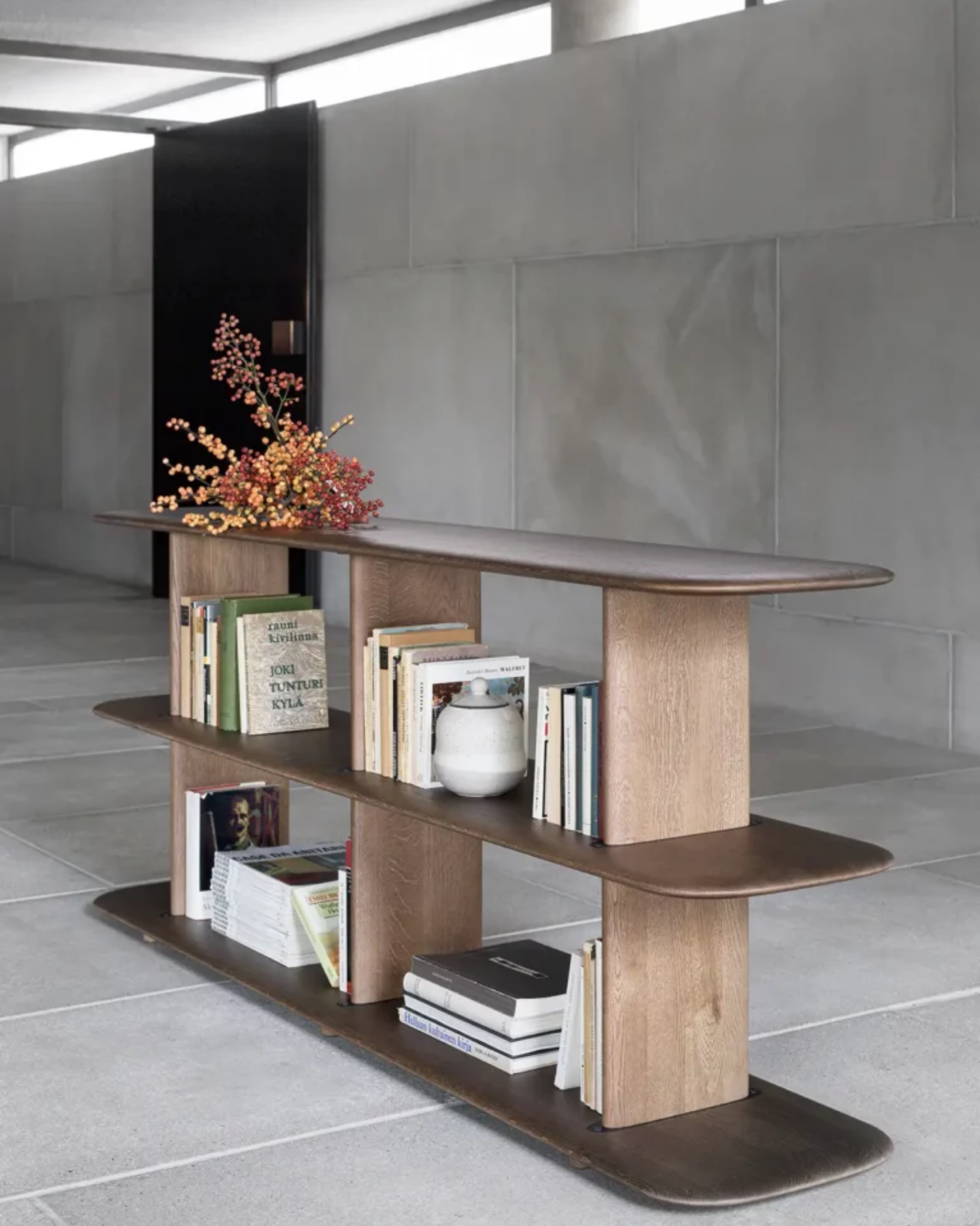 Nikari Poeme Shelf ชั้นวาง oak แบบตั้งพื้นและ modular มีให้เลือกสี่ระดับความสูง ออกแบบโดย Timo Mikkonen และ Antti Rouhunkoski