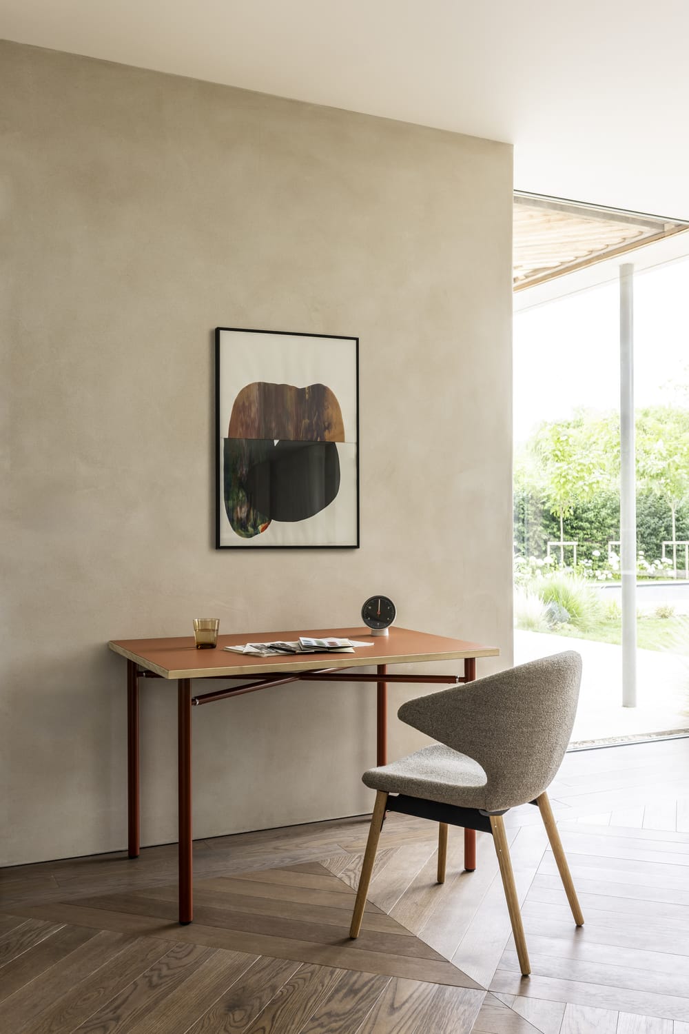 Case Furniture Ella Dining Chair เก้าอี้รับประทานอาหารดีไซน์โค้งล้อมตัว บุผ้า Fine Bouclé สี Pepper หรือ Sable พร้อมฐานให้เลือกทั้งเหล็กดำ สเตนเลส ไม้โอ๊ค และไม้วอลนัต