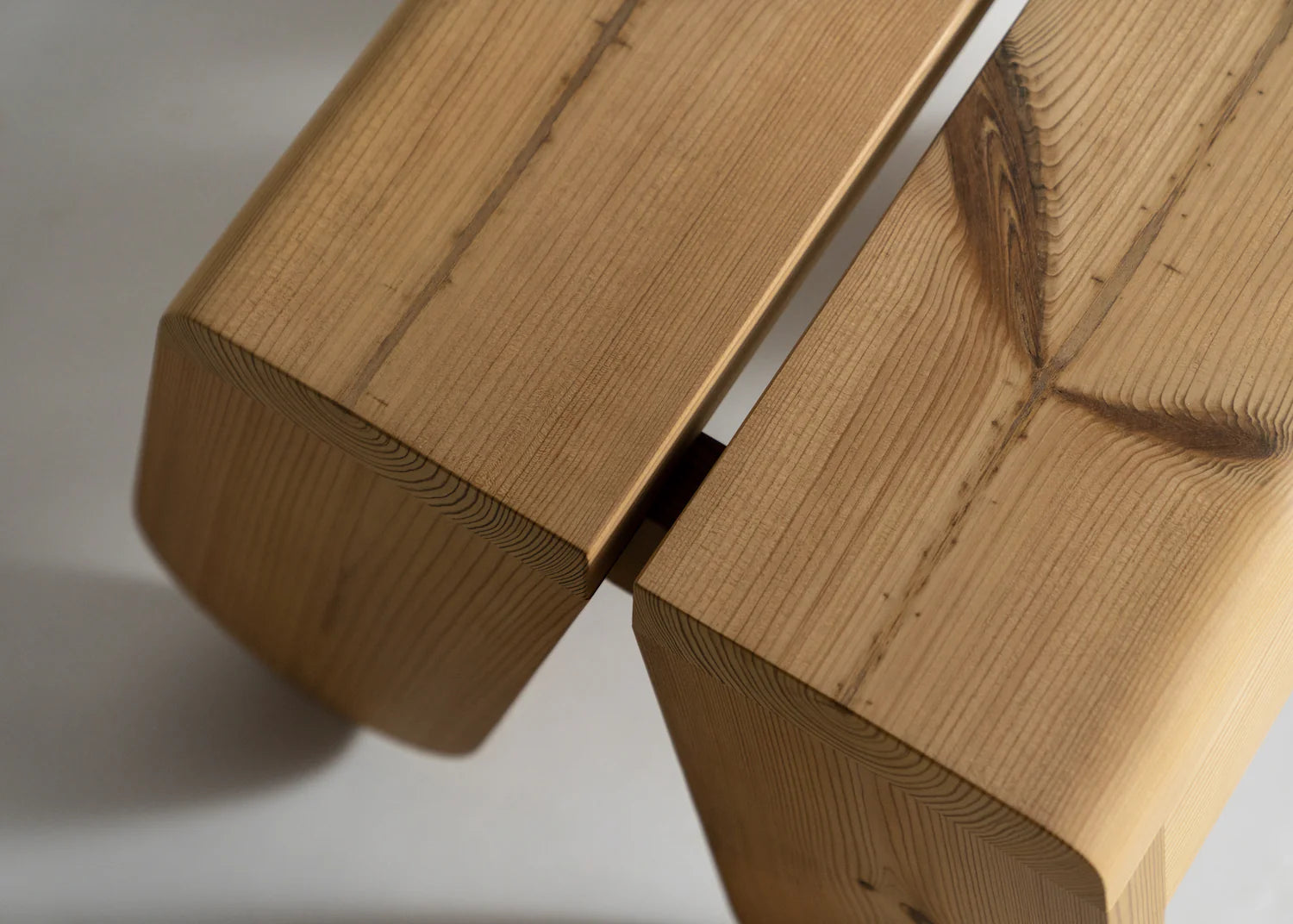 Vaarnii 015 Peace Outdoor Footstool ที่วางเท้าไม้ pine สำหรับใช้งานกลางแจ้ง