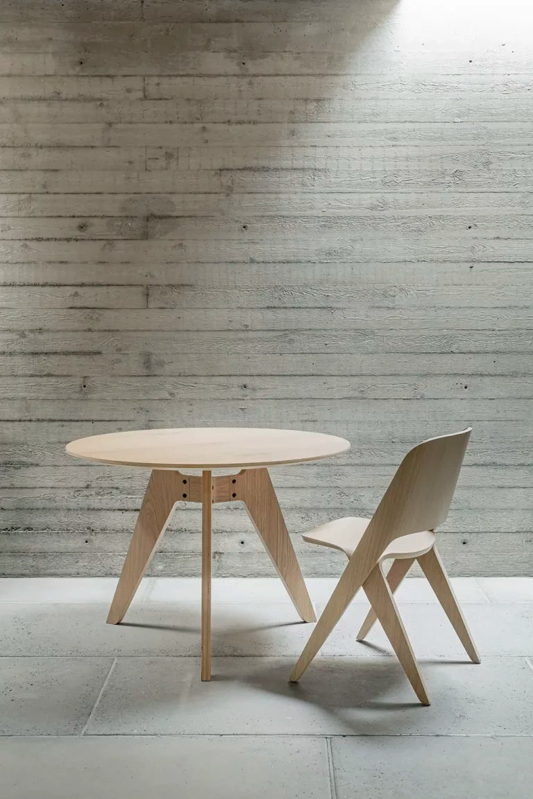 Nikari Lavitta Round Dining Table โต๊ะกลม oak พร้อมฐาน moulded plywood และขาเรียว ออกแบบโดย Timo Mikkonen และ Antti Rouhunkoski