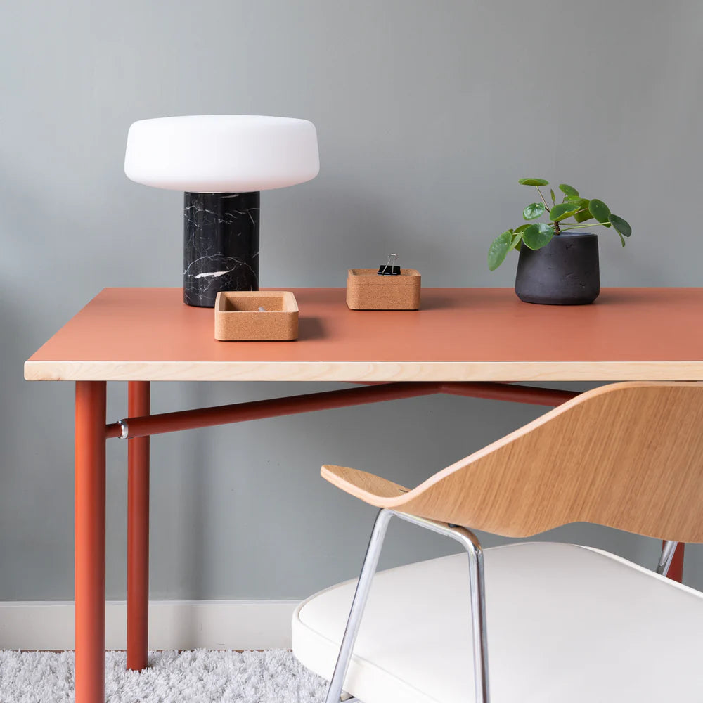 Prinds Table โต๊ะดีไซน์มินิมอลหน้า HPL ขอบไม้แอช ออกแบบโดย Jenkins & Uhnger