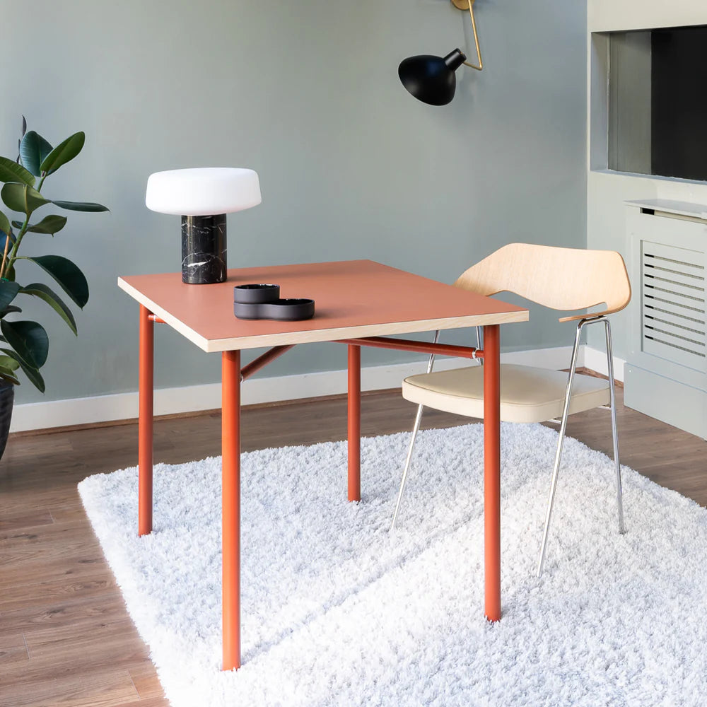 Prinds Table โต๊ะดีไซน์มินิมอลหน้า HPL ขอบไม้แอช ออกแบบโดย Jenkins & Uhnger