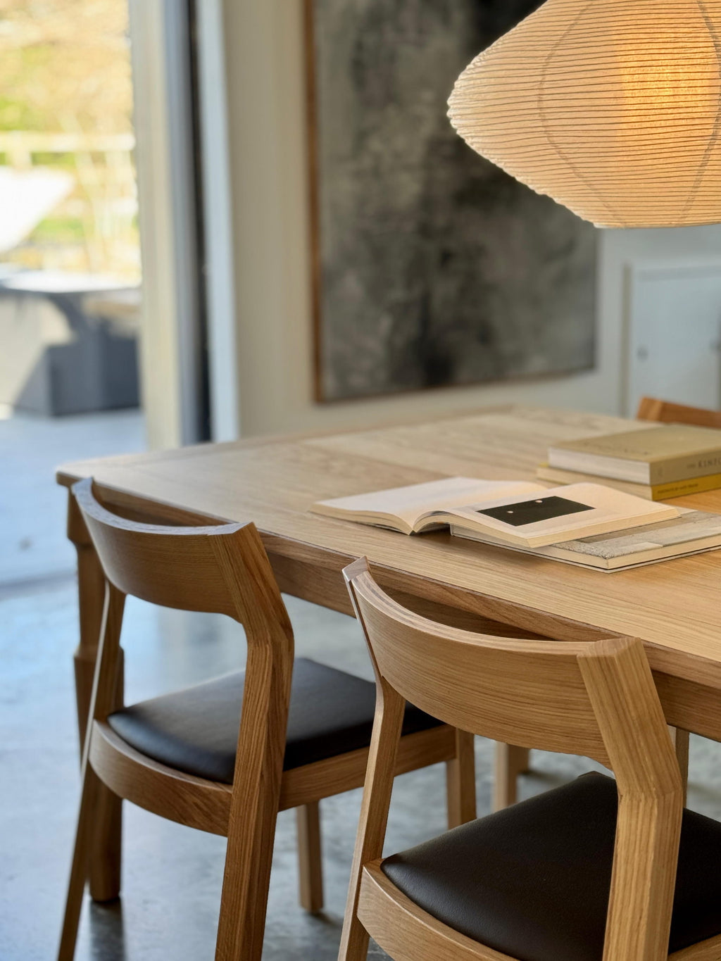 Case Furniture Profile Chair เก้าอี้ไม้เนื้อแข็งพร้อมเบาะหนังแท้ ดีไซน์เพรียว นั่งสบาย มีให้เลือกโครงโอ๊ค วอลนัต หรือสีดำ พร้อมเบาะหนัง Black หรือ Cream