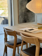 Case Furniture Profile Chair เก้าอี้ไม้เนื้อแข็งพร้อมเบาะหนังแท้ ดีไซน์เพรียว นั่งสบาย มีให้เลือกโครงโอ๊ค วอลนัต หรือสีดำ พร้อมเบาะหนัง Black หรือ Cream