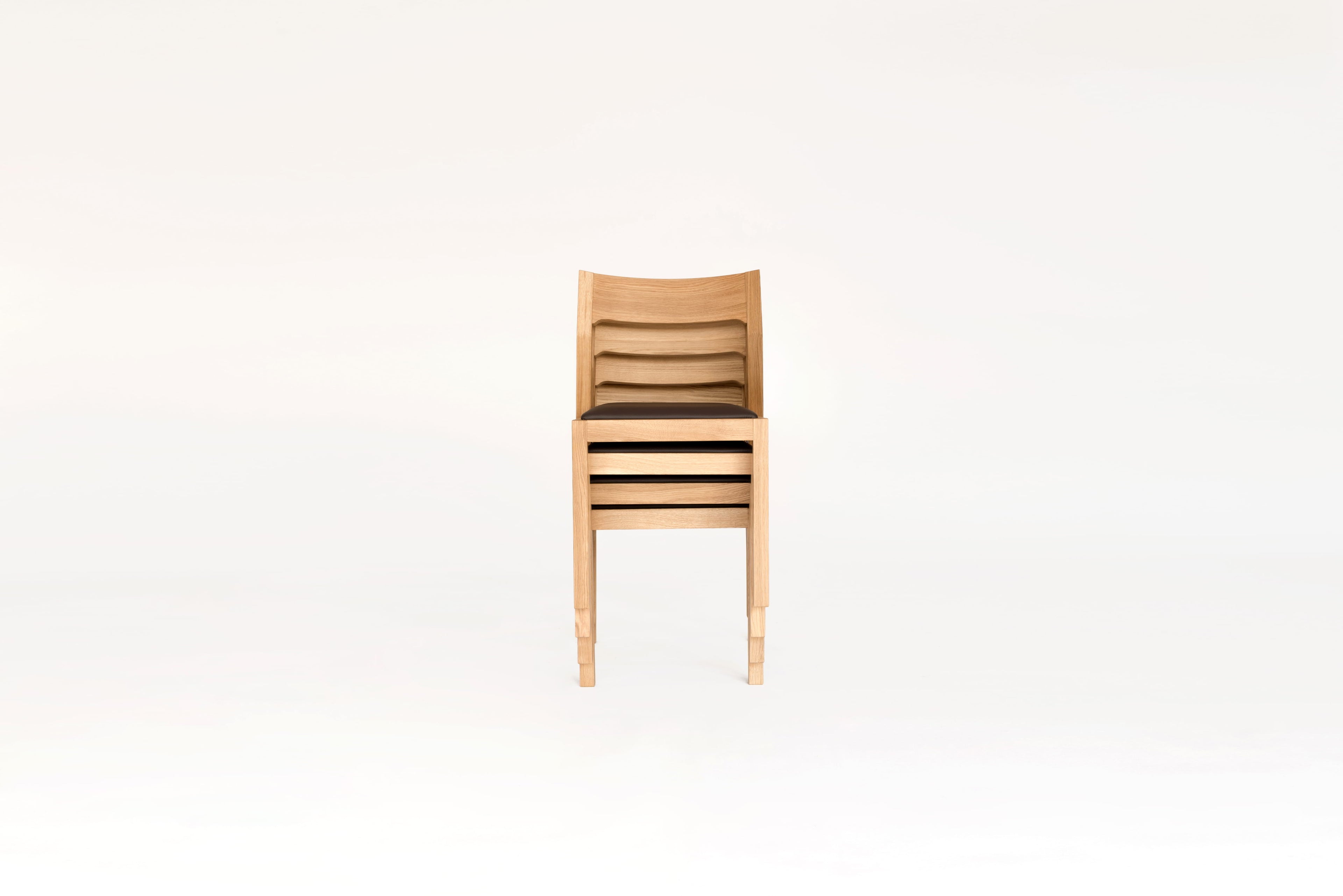 Case Furniture Profile Chair เก้าอี้ไม้เนื้อแข็งพร้อมเบาะหนังแท้ ดีไซน์เพรียว นั่งสบาย มีให้เลือกโครงโอ๊ค วอลนัต หรือสีดำ พร้อมเบาะหนัง Black หรือ Cream