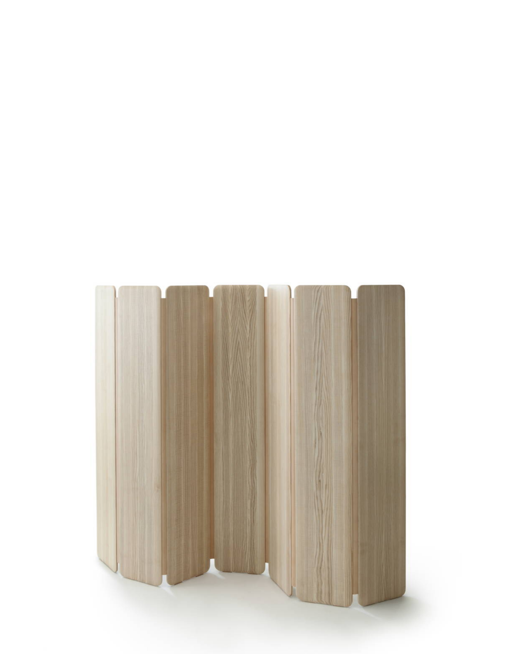 Nikari Separat Space Divider ฉากกั้นพื้นที่ ash หรือ pine เชื่อมต่อด้วย natural leather hinge ออกแบบโดย Cecilie Manz