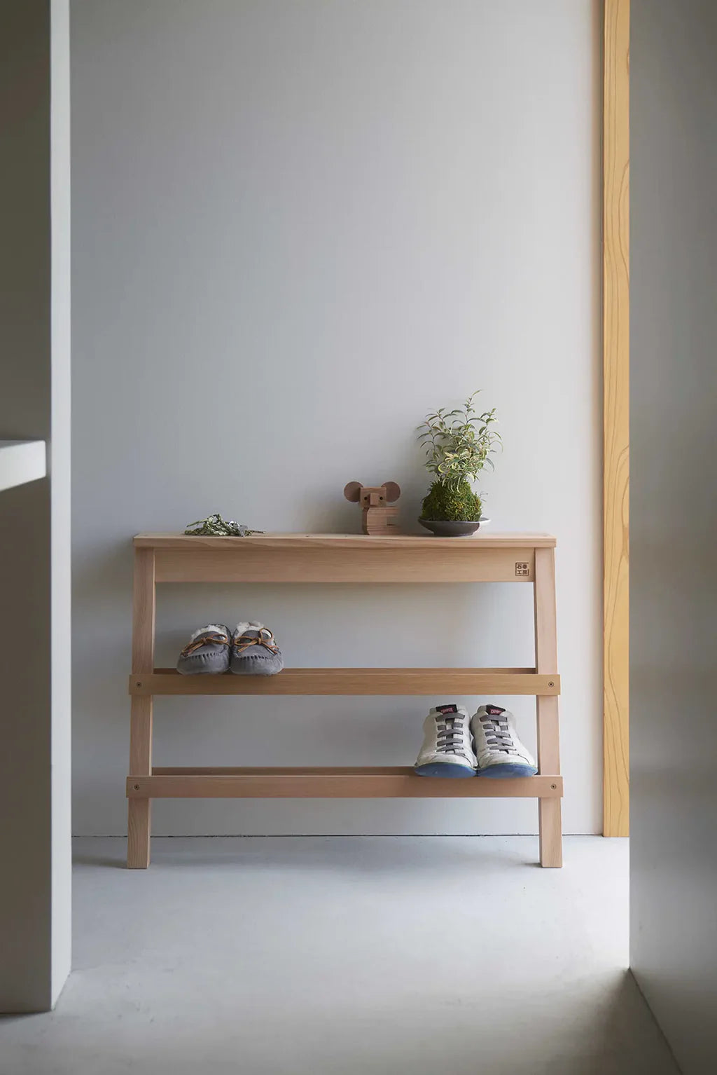 Ishinomaki Laboratory Shoes Shelf ชั้นวางรองเท้าไม้แบบพิงผนัง โครงสร้างไม้เรียบ ออกแบบโดย DRILL DESIGN