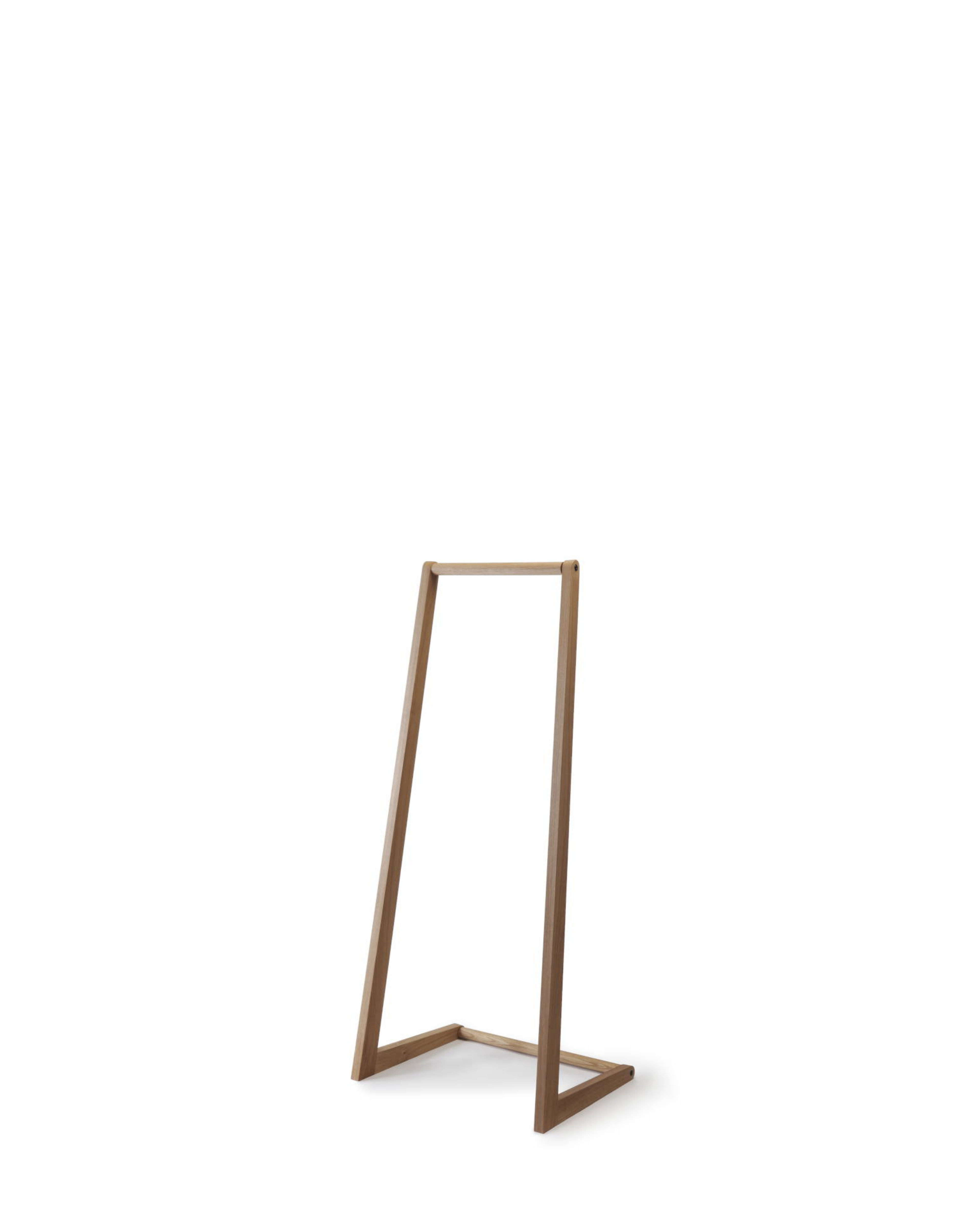Nikari Skandinavia Coat Rack ราวแขวนเสื้อผ้า solid ash หรือ oak แบบตั้งพื้น มีทั้งรุ่น Small และ Standard ออกแบบโดย Antrei Hartikainen