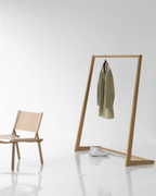 Nikari Skandinavia Coat Rack ราวแขวนเสื้อผ้า solid ash หรือ oak แบบตั้งพื้น มีทั้งรุ่น Small และ Standard ออกแบบโดย Antrei Hartikainen