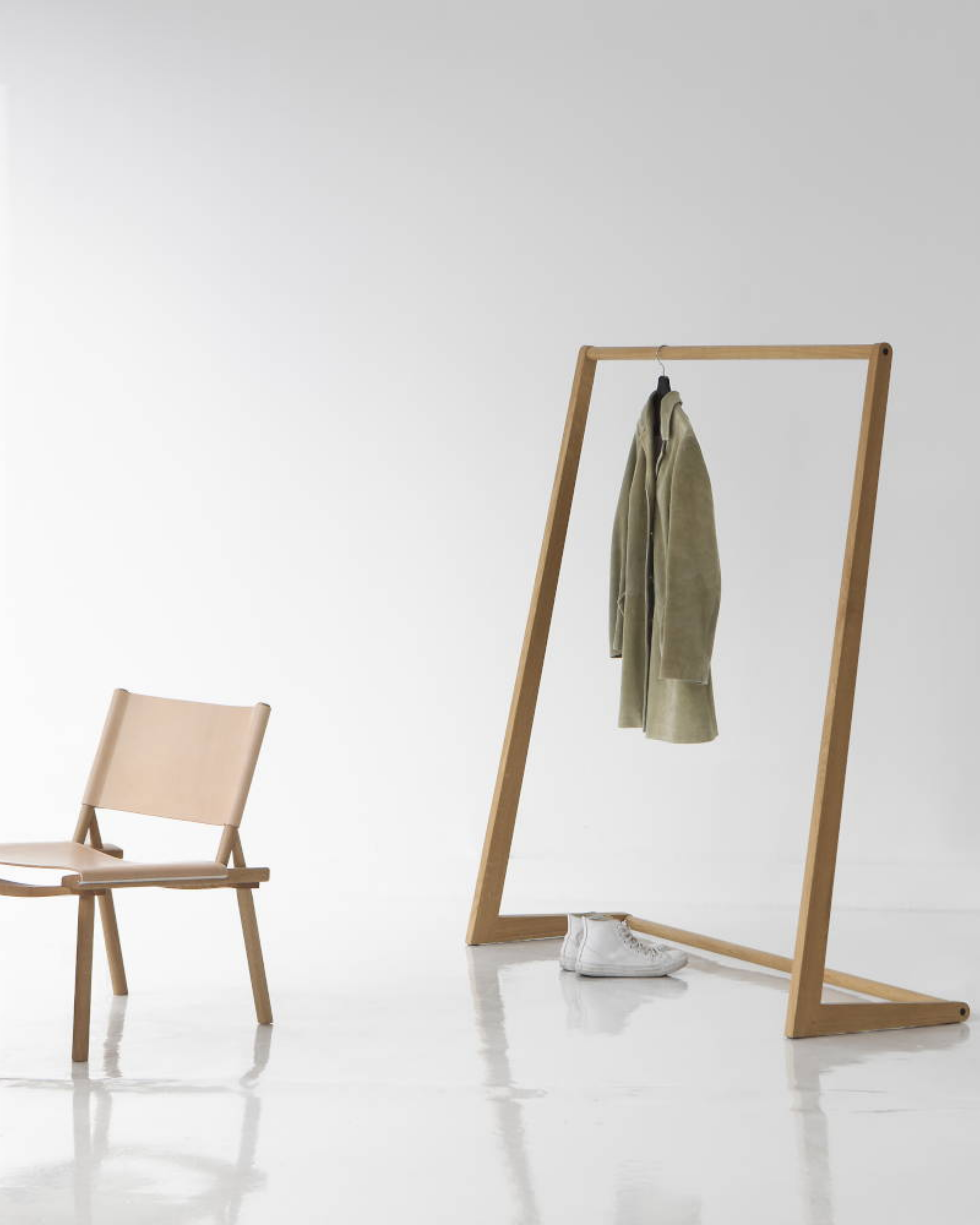 Nikari Skandinavia Coat Rack ราวแขวนเสื้อผ้า solid ash หรือ oak แบบตั้งพื้น มีทั้งรุ่น Small และ Standard ออกแบบโดย Antrei Hartikainen