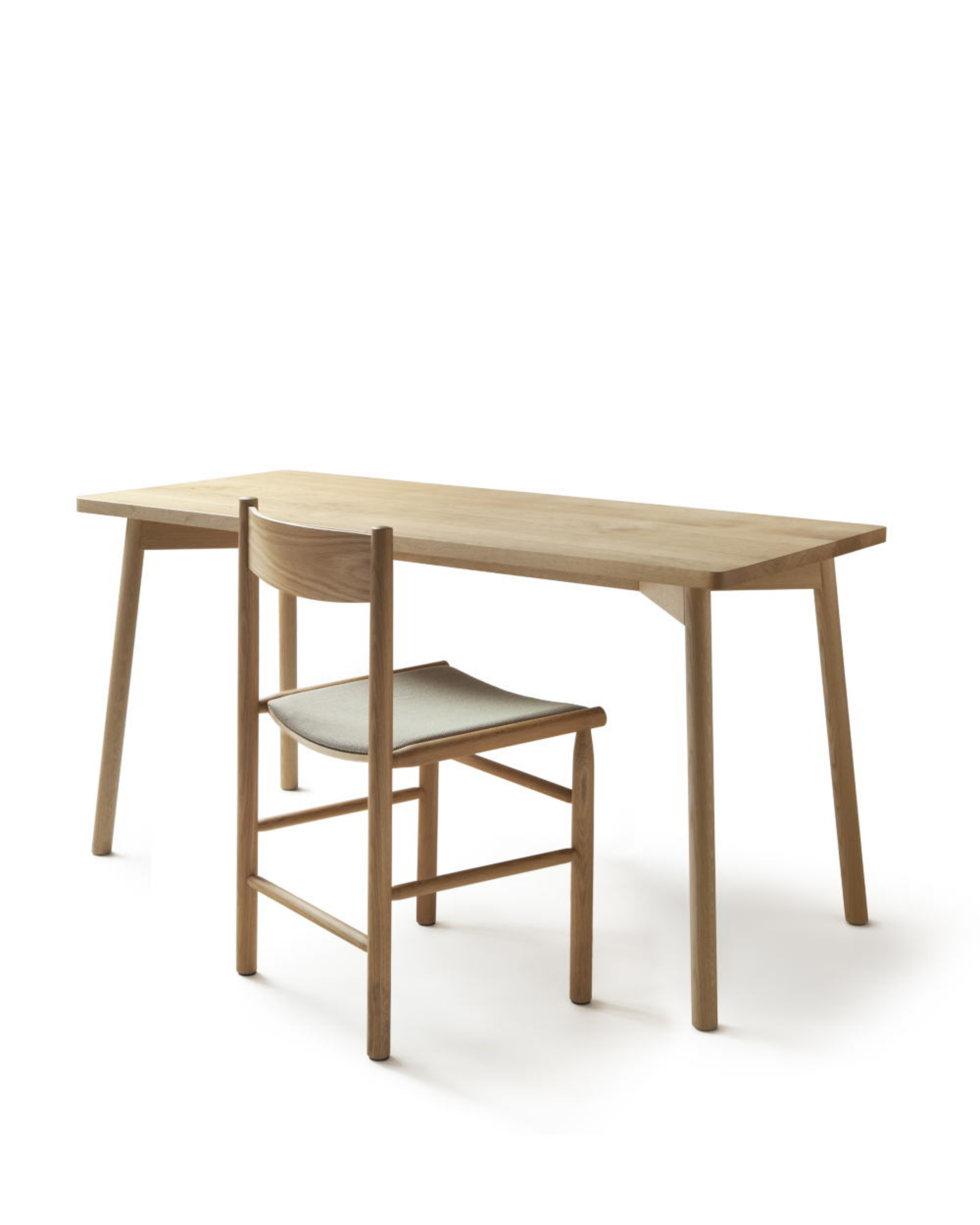 Nikari Skandi Square Café Table โต๊ะสี่เหลี่ยม ash หรือ oak สำหรับพื้นที่ขนาดกะทัดรัด ออกแบบโดย Kari Virtanen