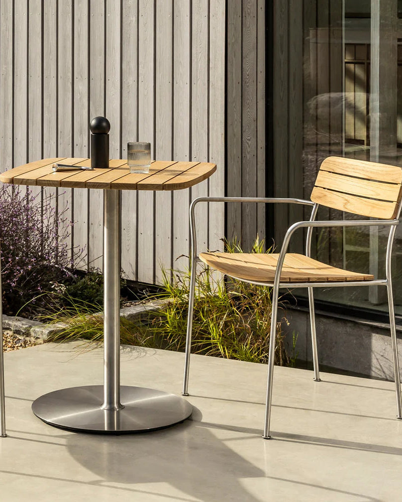 Solas Cafe Table โต๊ะคาเฟ่กลางแจ้งหน้าไม้สักฐานสแตนเลส ออกแบบโดย Matthew Hilton
