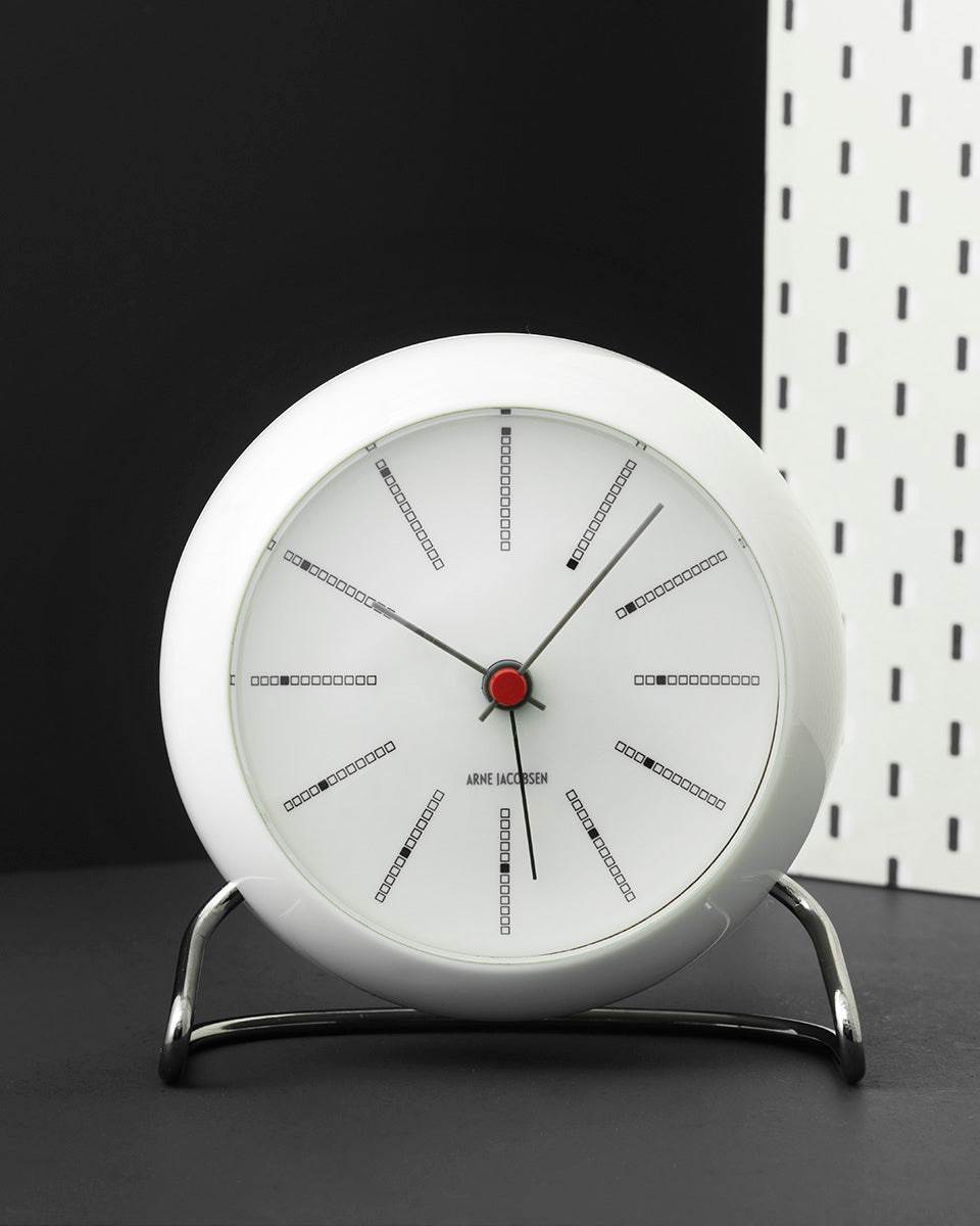 นาฬิกาตั้งโต๊ะ Arne Jacobsen Bankers Table Clock ดีไซน์มินิมอลคลาสสิก หน้าปัดกราฟิกอ่านง่าย ฐานโลหะโค้งแบบไอคอนิก จัดจำหน่ายโดย Old Pine Trees