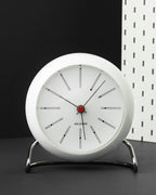 นาฬิกาตั้งโต๊ะ Arne Jacobsen Bankers Table Clock ดีไซน์มินิมอลคลาสสิก หน้าปัดกราฟิกอ่านง่าย ฐานโลหะโค้งแบบไอคอนิก จัดจำหน่ายโดย Old Pine Trees