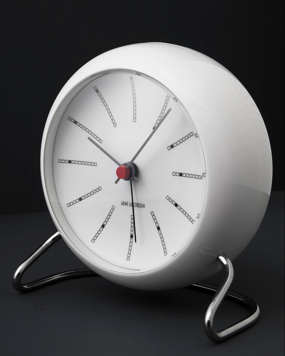 นาฬิกาตั้งโต๊ะ Arne Jacobsen Bankers Table Clock ดีไซน์มินิมอลคลาสสิก หน้าปัดกราฟิกอ่านง่าย ฐานโลหะโค้งแบบไอคอนิก จัดจำหน่ายโดย Old Pine Trees