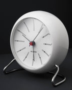 นาฬิกาตั้งโต๊ะ Arne Jacobsen Bankers Table Clock ดีไซน์มินิมอลคลาสสิก หน้าปัดกราฟิกอ่านง่าย ฐานโลหะโค้งแบบไอคอนิก จัดจำหน่ายโดย Old Pine Trees